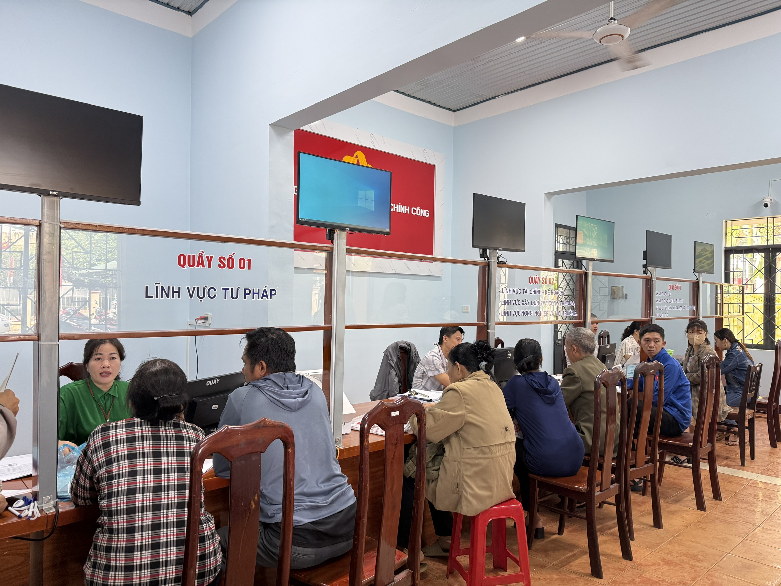 Cán bộ, công chức Trung tâm phục vụ Hành chính công xã Quảng Phú tiếp nhận, xử lý hồ sơ của các tổ chức, cá nhân